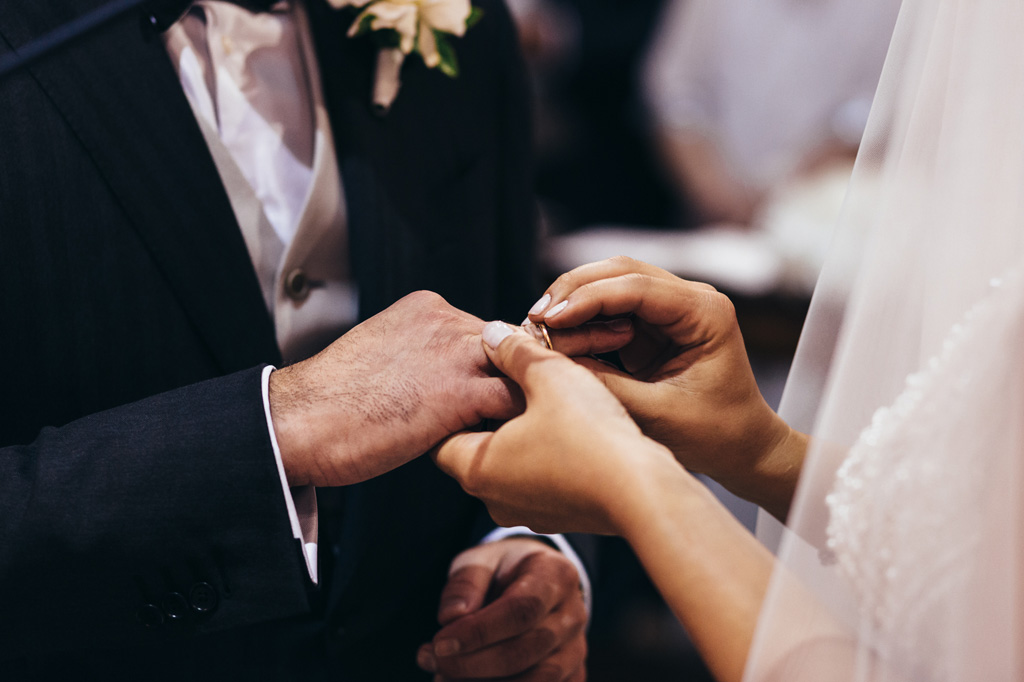 Fotografo Matrimonio Monza La sposa indossa l'anello allo sposo