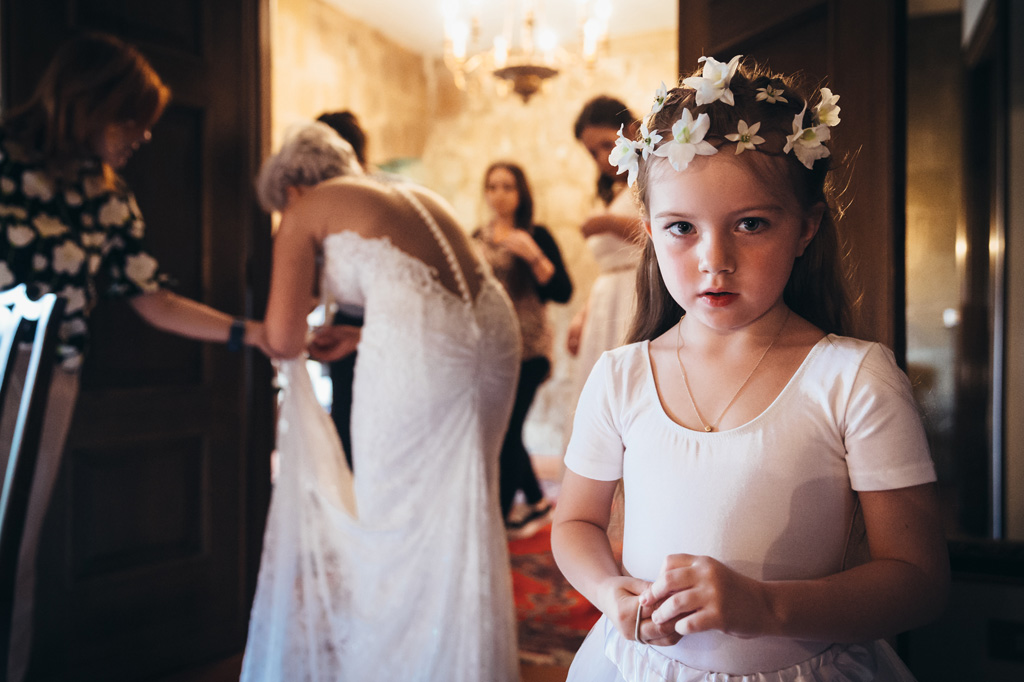 Una bambina sorride