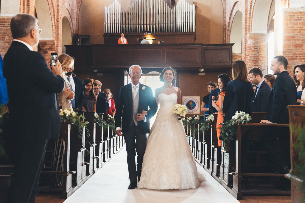Fotografo Matrimonio Pavia Il padre accompagna la figlia Silvia sino all'altare