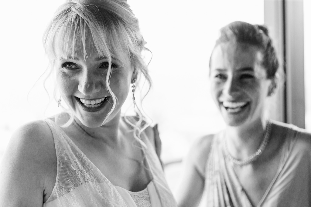 Fotografo Matrimonio Langhe La sposa Tatiana sorride allegramente sotto la lente del fotografo Alessandro Della Savia
