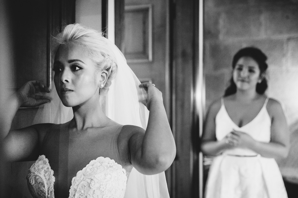 La sposa sistema il velo prima della cerimonia di matrimonio