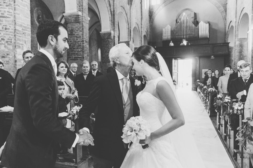 Fotografo Matrimonio Pavia Il padre bacia Silvia sulla fronte