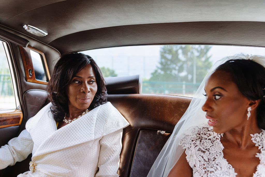 Fotografo Matrimonio Villa Erba La sposa si confronta con la madre durante il viaggio verso la Chiesa di Sant'Abbondio