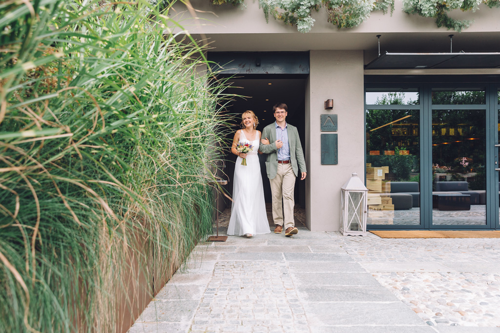 Fotografo Matrimonio Langhe La sposa raggiunge la macchina a braccetto con un parente