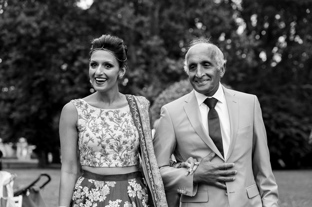 Il padre e la sposa sorridono dolcemente agli invitati