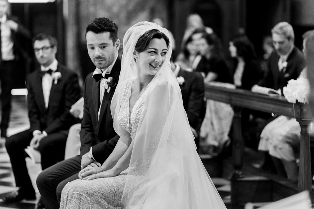 Fotografo Matrimonio Monza La sposa Federica sorride rassicurata agli invitati durante la cerimonia di matrimonio