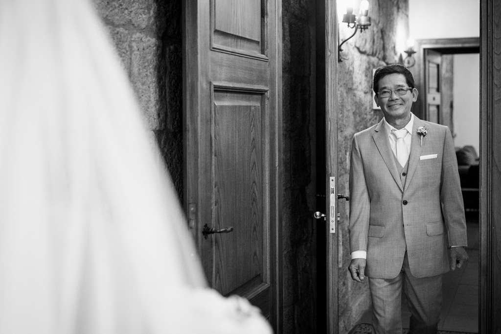 Il padre della sposa osserva emozionato la figlia