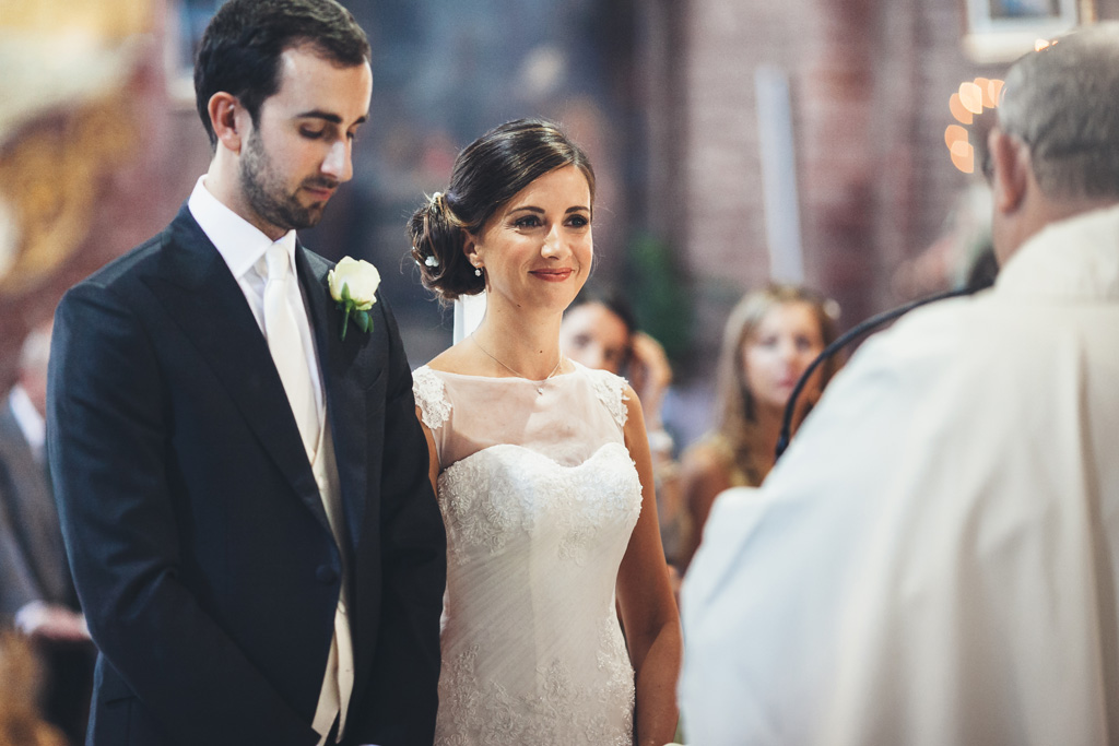Fotografo Matrimonio Pavia Silvia lancia un sorriso rassicurante al prete