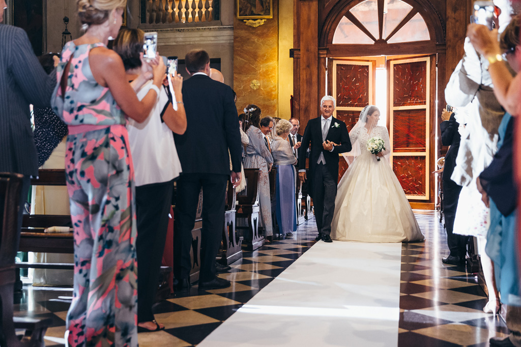 Fotografo Matrimonio Villa Caroli Zanchi La sposa finalmente attraversa la navata in compagnia del padre