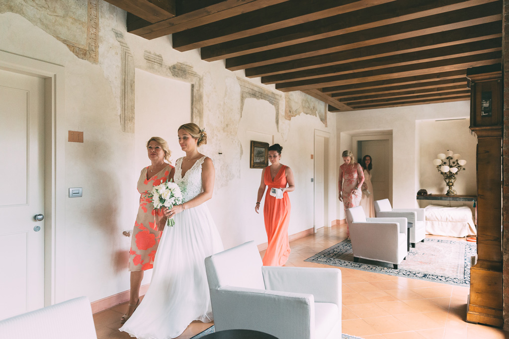 Le damigelle accompagnano la sposa alla cerimonia