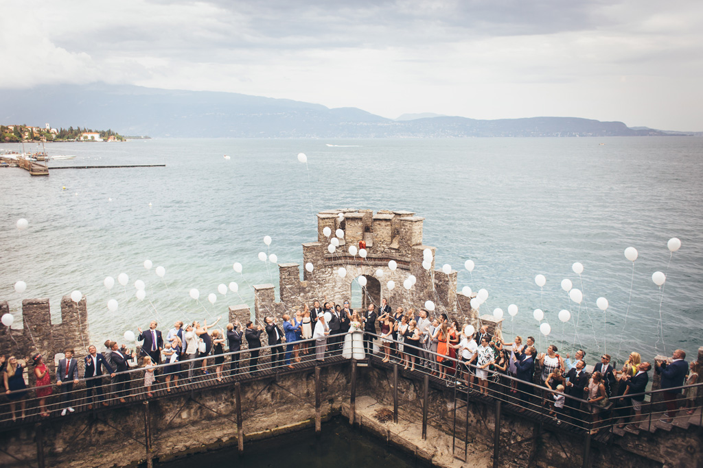 Tutti i partecipanti al matrimonio lasciano andare in cielo numerosi palloncini