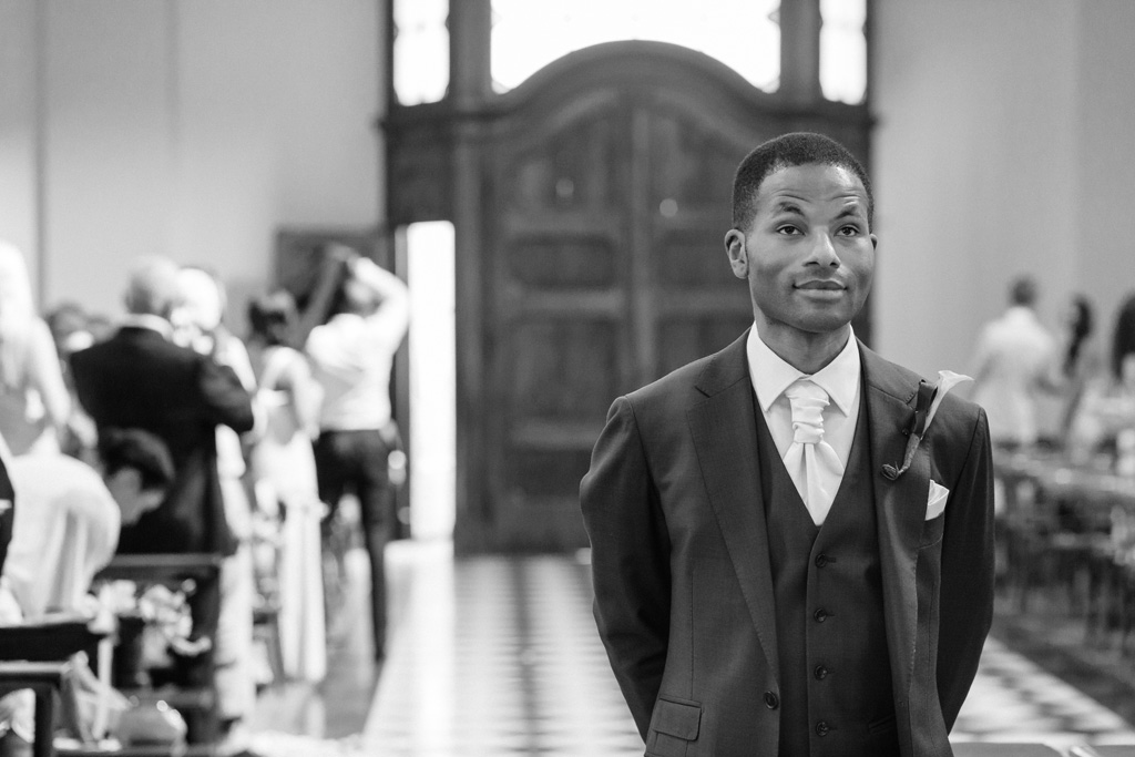 Fotografo Matrimonio Villa Erba Lo sposo Tony attende emozionato la sua sposa