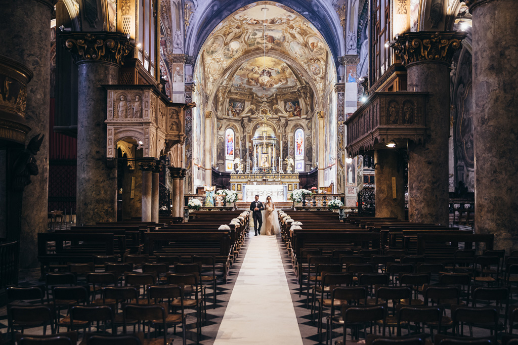 Fotografo Matrimonio Monza Un campo lunghissimo degli sposi che lasciano l'altare
