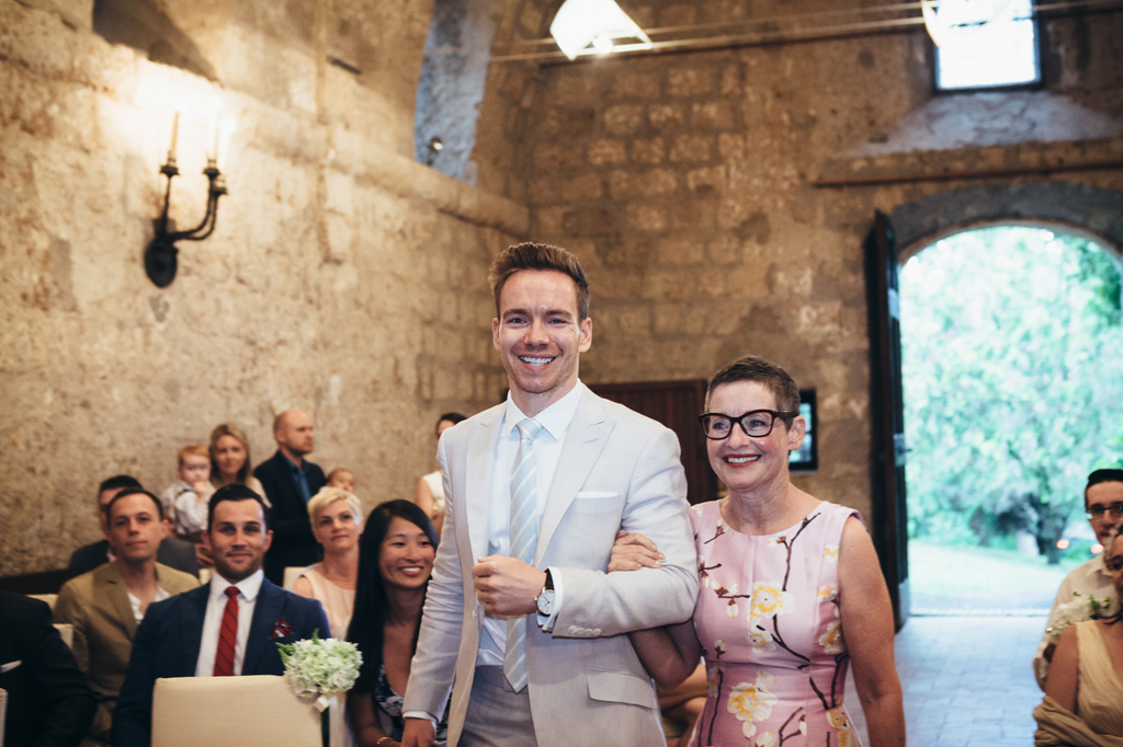 Lo sposo raggiunge l'altare accompagnato dalla madre