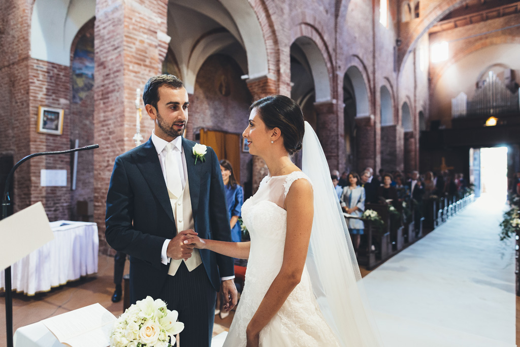Fotografo Matrimonio Pavia Federico stringe la mano della sua sposa