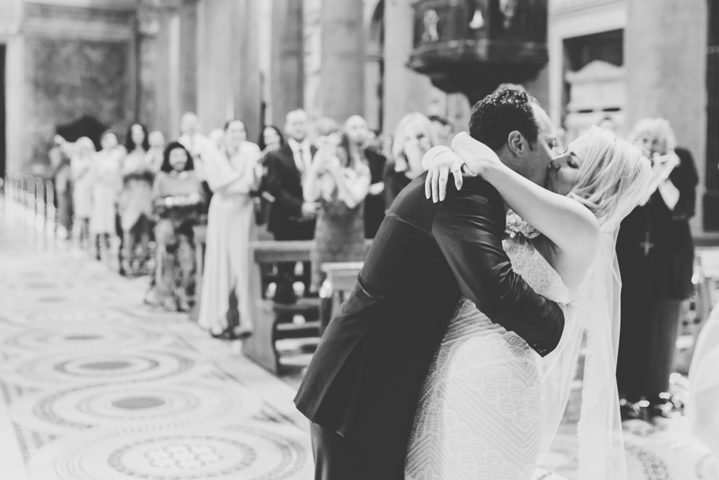 Emmanuel e Brittney si scambiano un bacio