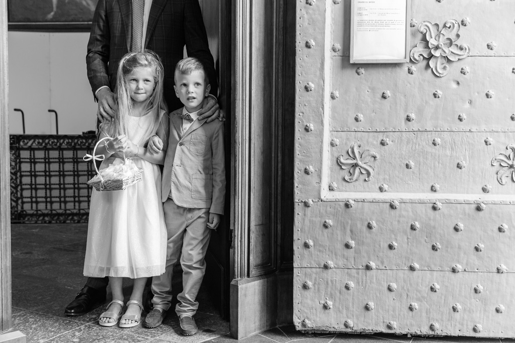 Fotografo Matrimonio Villa Erba I bambini aspettano l'arrivo della sposa Ayesha