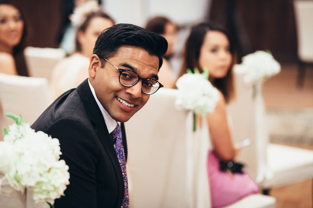 Un'invitato osserva incuriosito l'arrivo della sposa