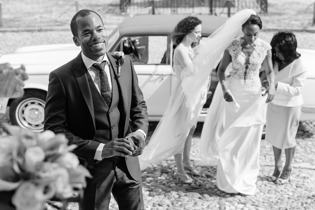 Fotografo Matrimonio Villa Erba La sposa Ayesha scende dalla macchina accompagnata dalle damigelle