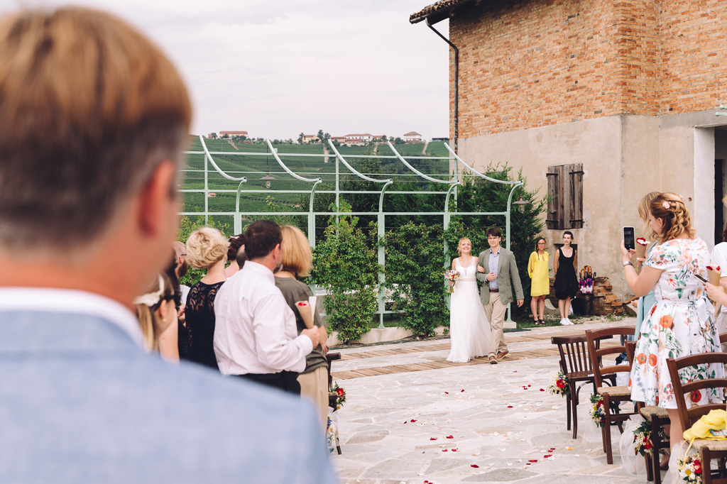 Fotografo Matrimonio Langhe La sposa è accompagnata sino all'altare presso il lussuoso Relais Arborina di La Morra