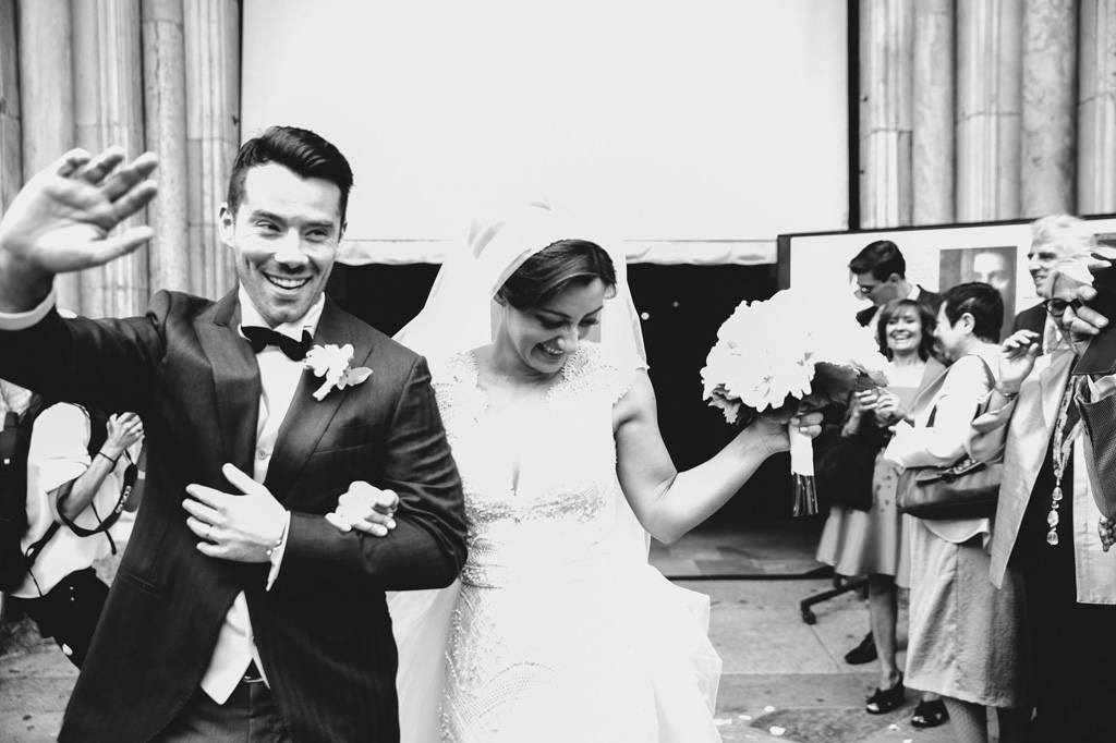 Fotografo Matrimonio Monza I due sposi salutano caldamente gli invitati