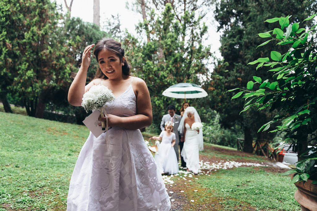 La sposa raggiunge la chiesa accompagnata
