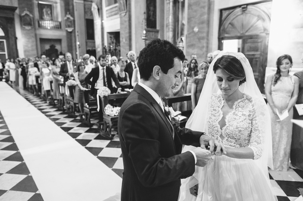 Fotografo Matrimonio Villa Caroli Zanchi Lo sposo Riccardo indossa la fede alla sposa