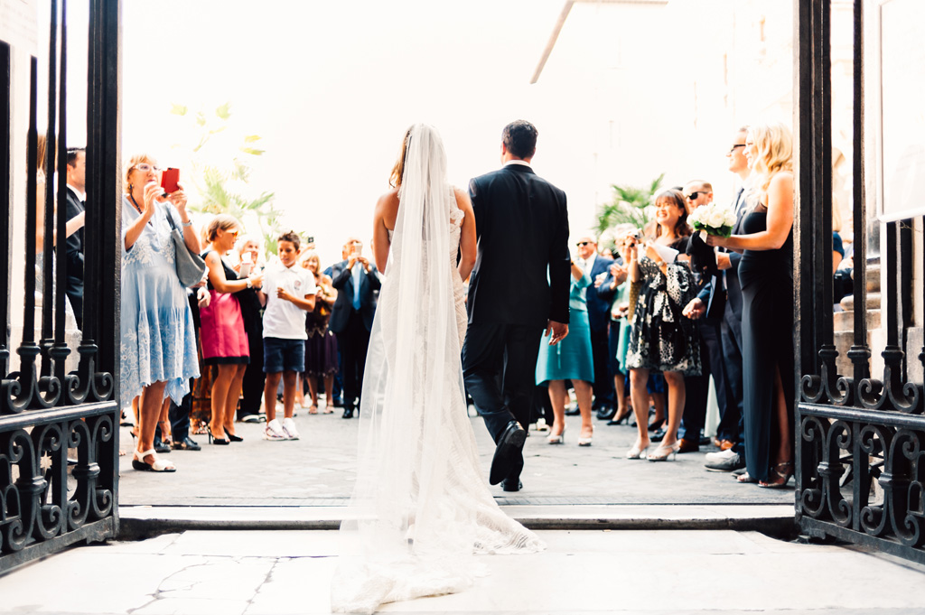 Emmanuel e Brittney raggiungono gli invitati all'uscita della Basilica