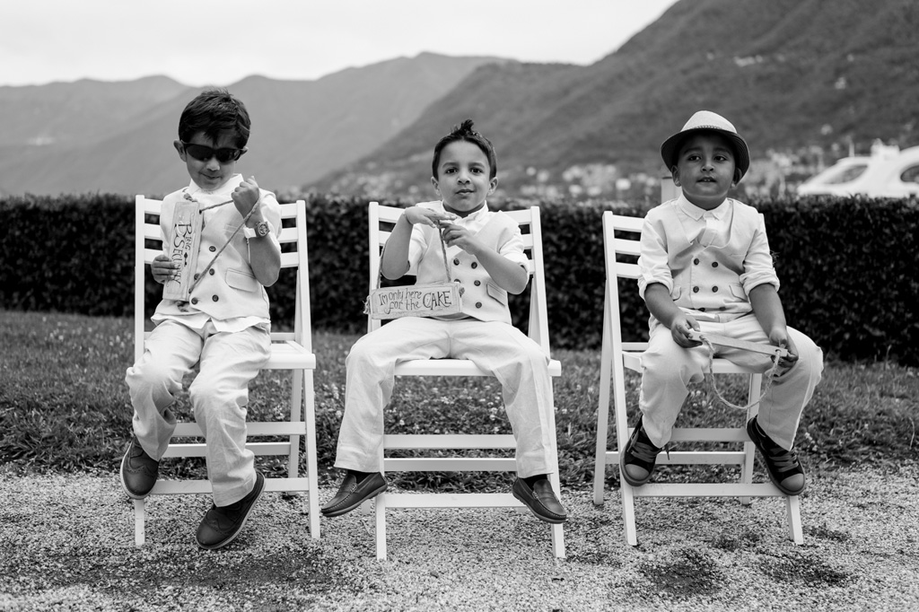 Tre bambini in espressioni stravaganti ritratti dal fotografo Alessandro Della Savia