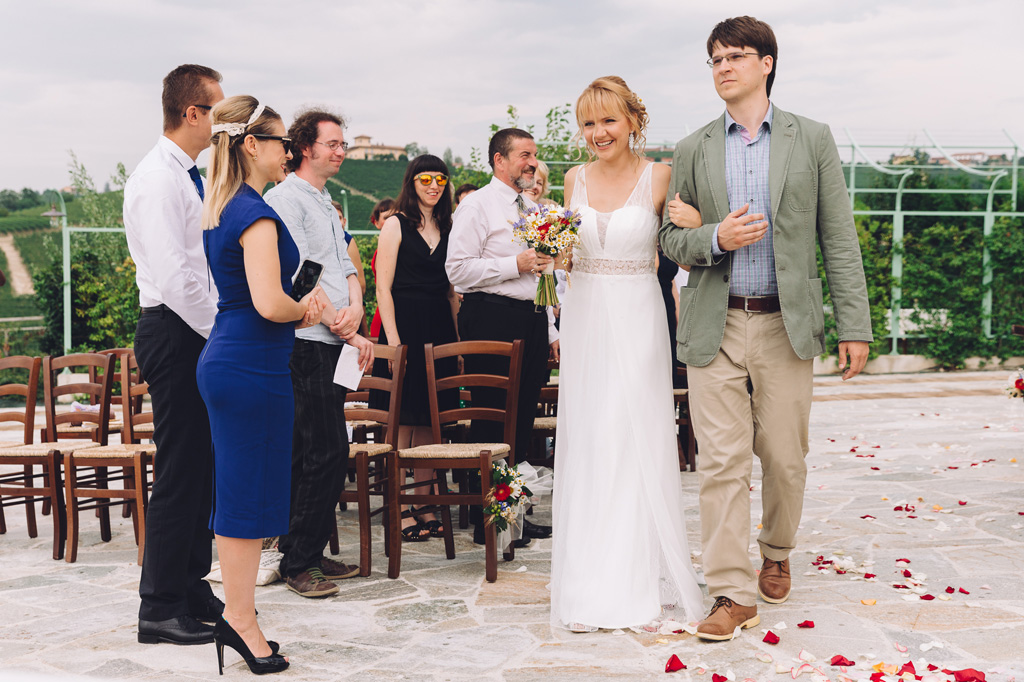 Fotografo Matrimonio Langhe La sposa s'incammina tra i petali di rose sino all'altare
