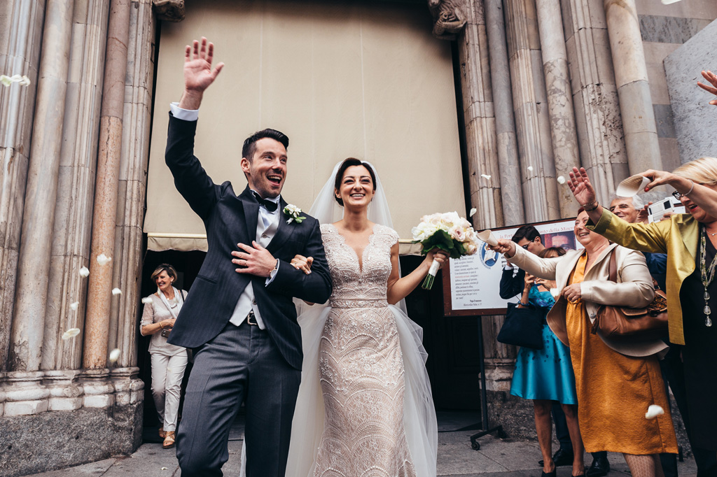 Fotografo Matrimonio Monza I due sposi sono accolti da una grande quantità di rose
