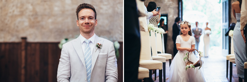 Lo sposo attende sorridente l'arrivo della sposa