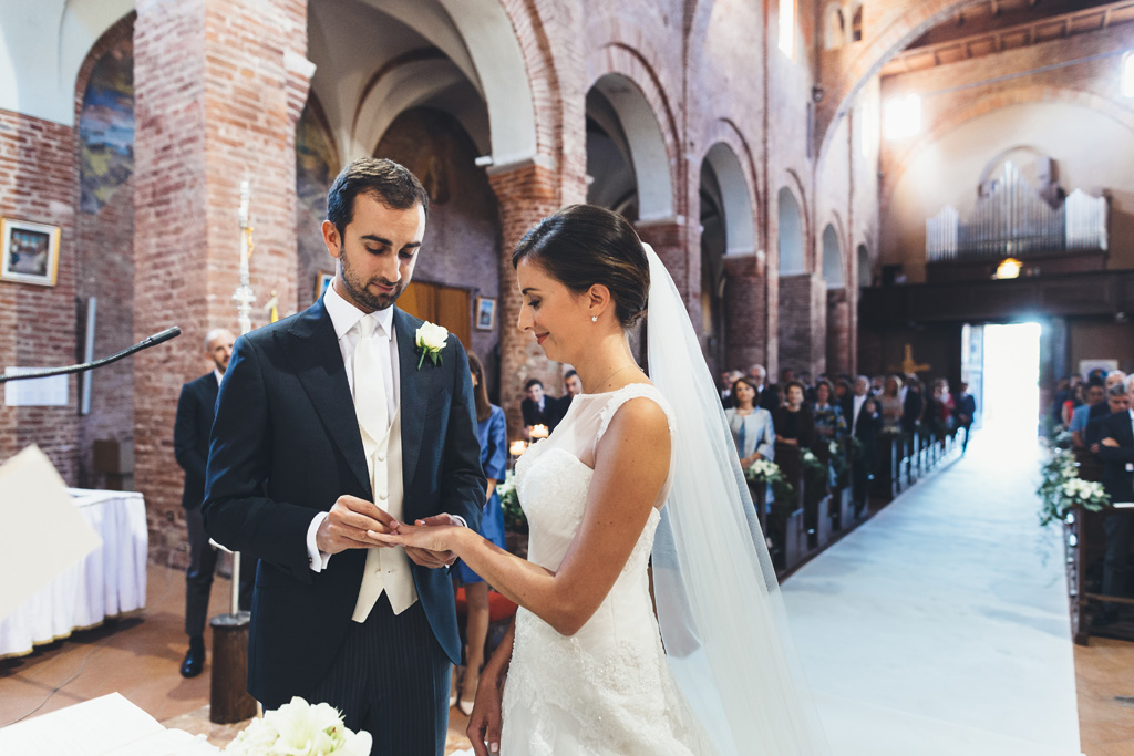 Fotografo Matrimonio Pavia Lo sposo Federico indossa l'anello a sua futura moglie Silvia