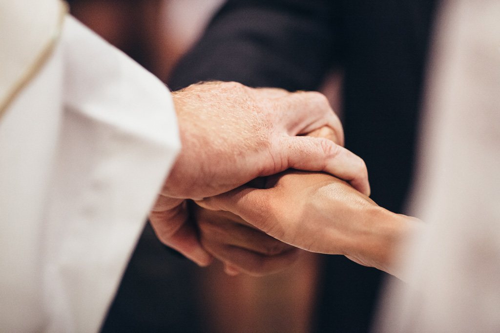 Fotografo Matrimonio Villa Caroli Zanchi Il prete unisce in matrimonio i due sposi innamorati