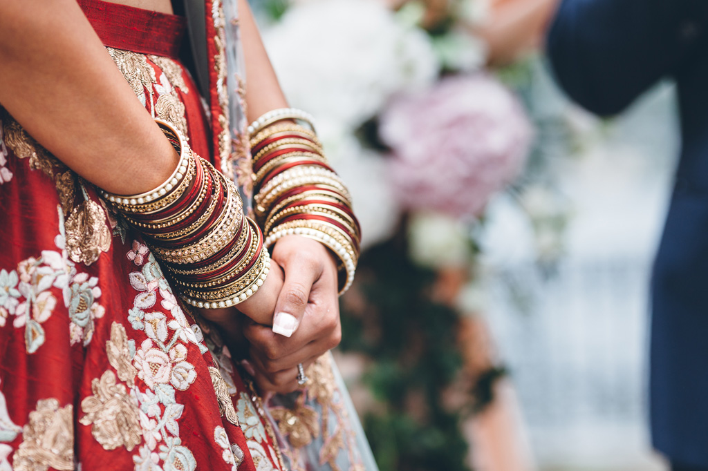 Un dettaglio dei braccialetti indossati dalla sposa