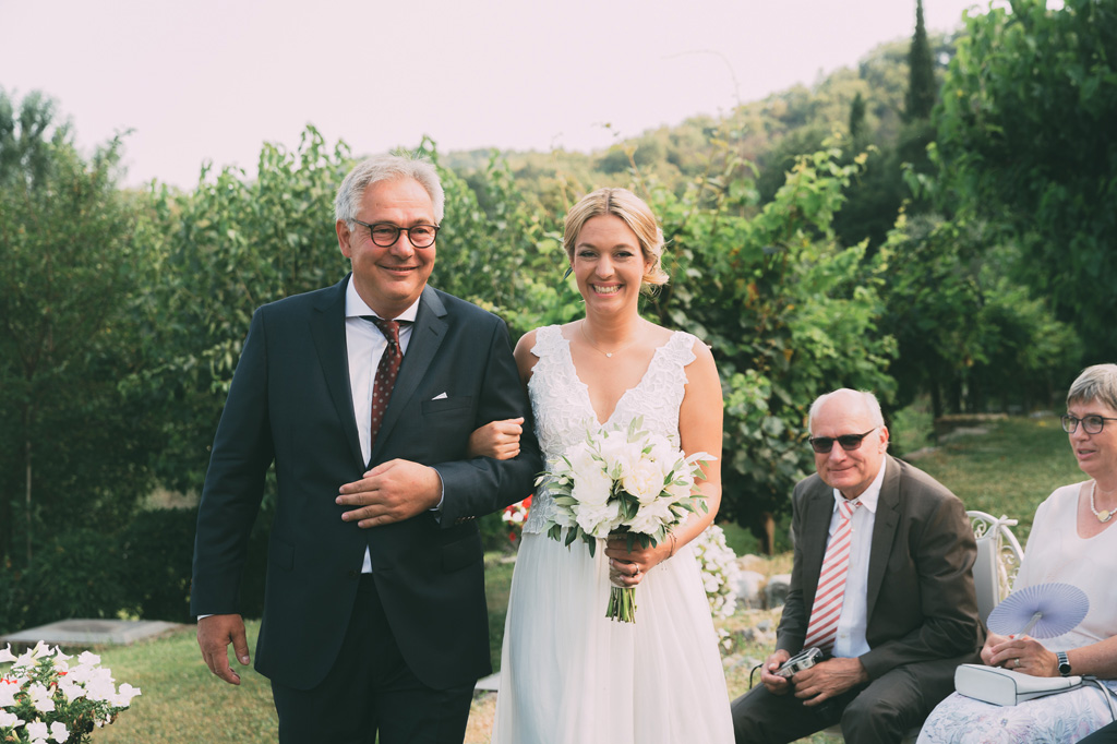 La sposa raggiunge lo sposo accompagnata dal padre