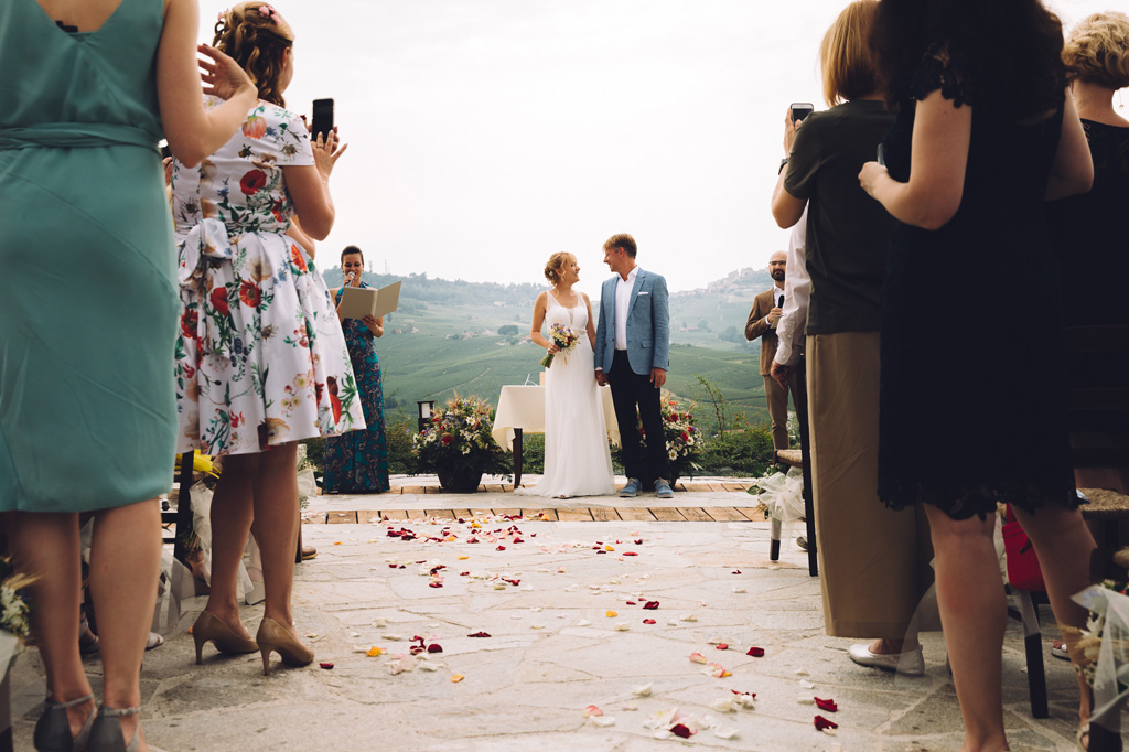 Fotografo Matrimonio Langhe La sposa lancia una occhiata d'intesa con lo sposo