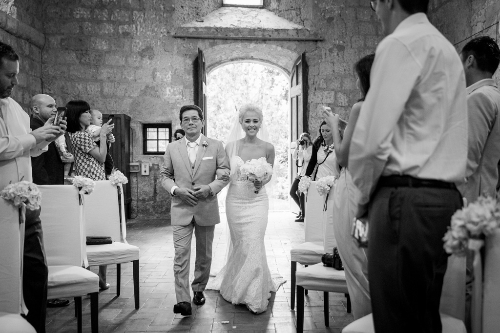 La sposa è accompagnata dal padre sino all'altare