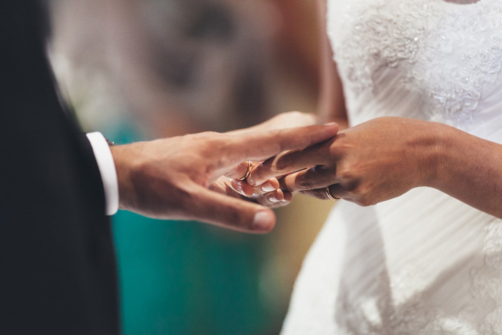 Fotografo Matrimonio Pavia Silvia indossa l'anello a Federico in uno scatto di Alessandro Della Savia, fotografo di matrimoni presso Milano