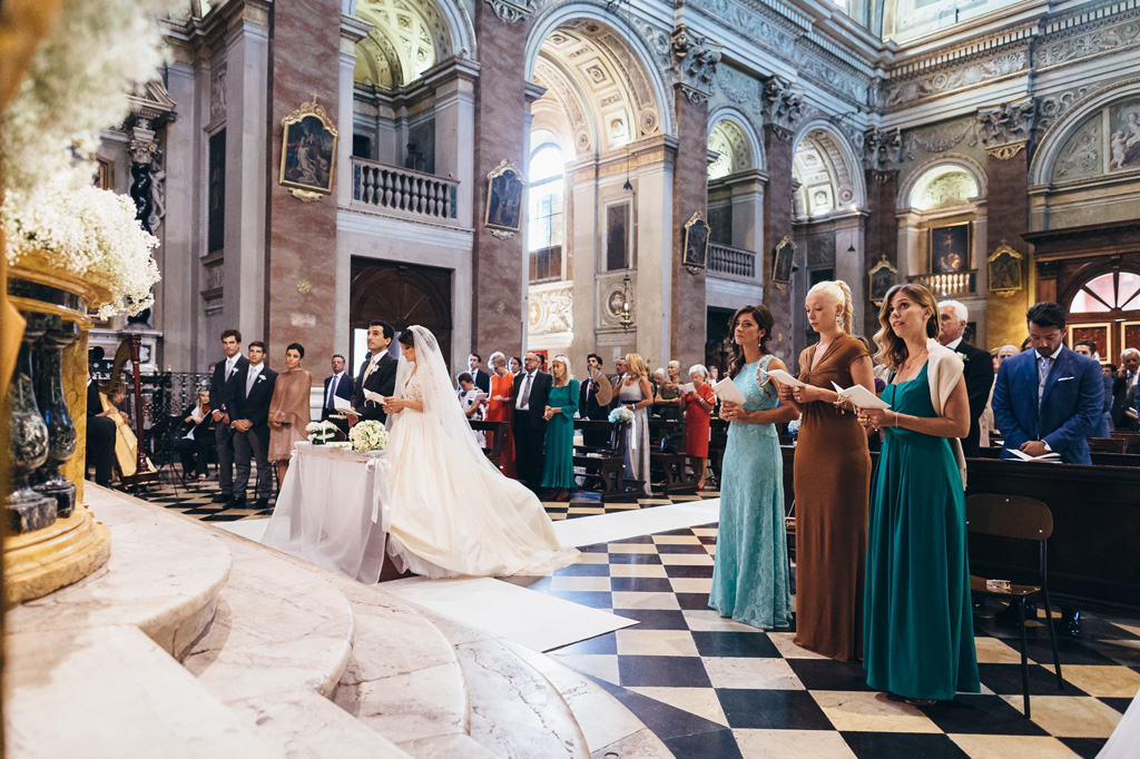 Fotografo Matrimonio Villa Caroli Zanchi Una panoramica dello svolgimento delle nozze che si svolgono in una chiesa a Bergamo