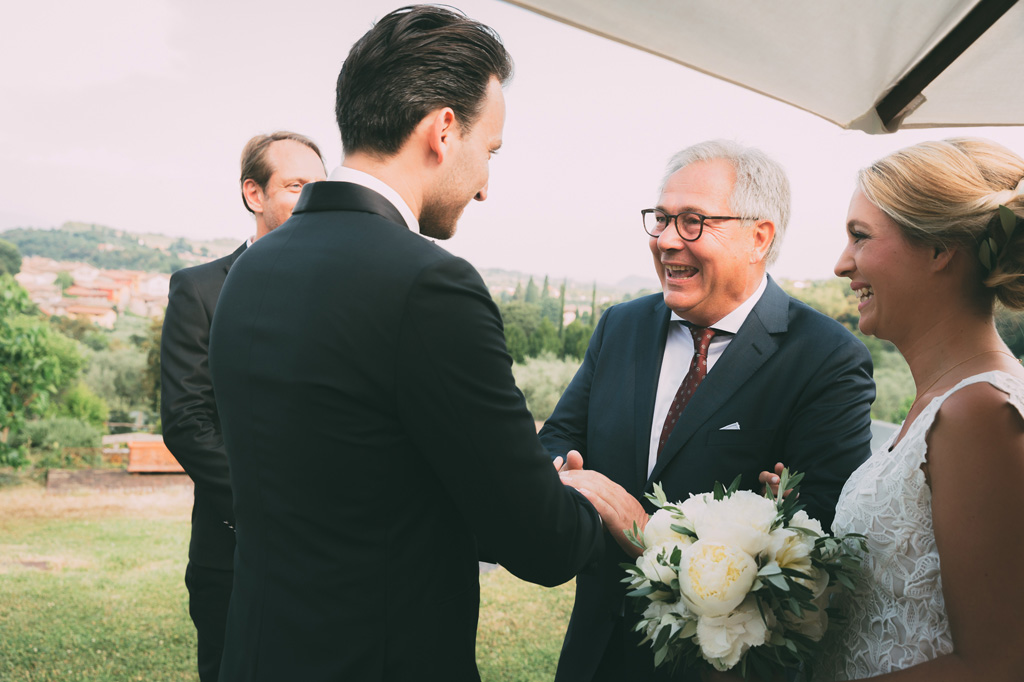 Il padre stringe la mano dello sposo