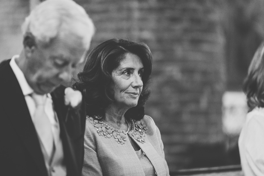 Fotografo Matrimonio Pavia La madre di Federico osserva attentamente il procedere della cerimonia