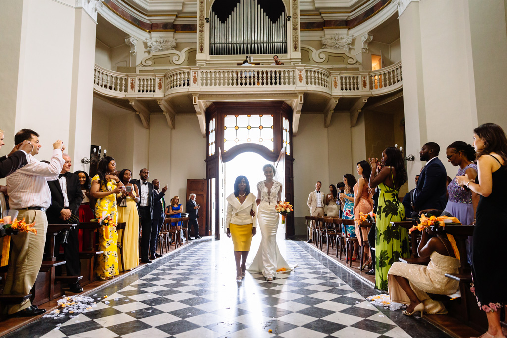 Fotografo Matrimonio Villa Erba La madre accompagna la figlia Ayesha sino all'altare