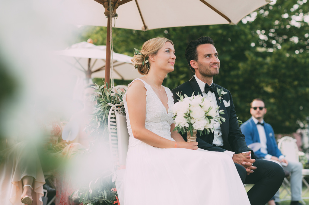 I due sposi assistono alla cerimonia di matrimonio con un sorriso rassicurante