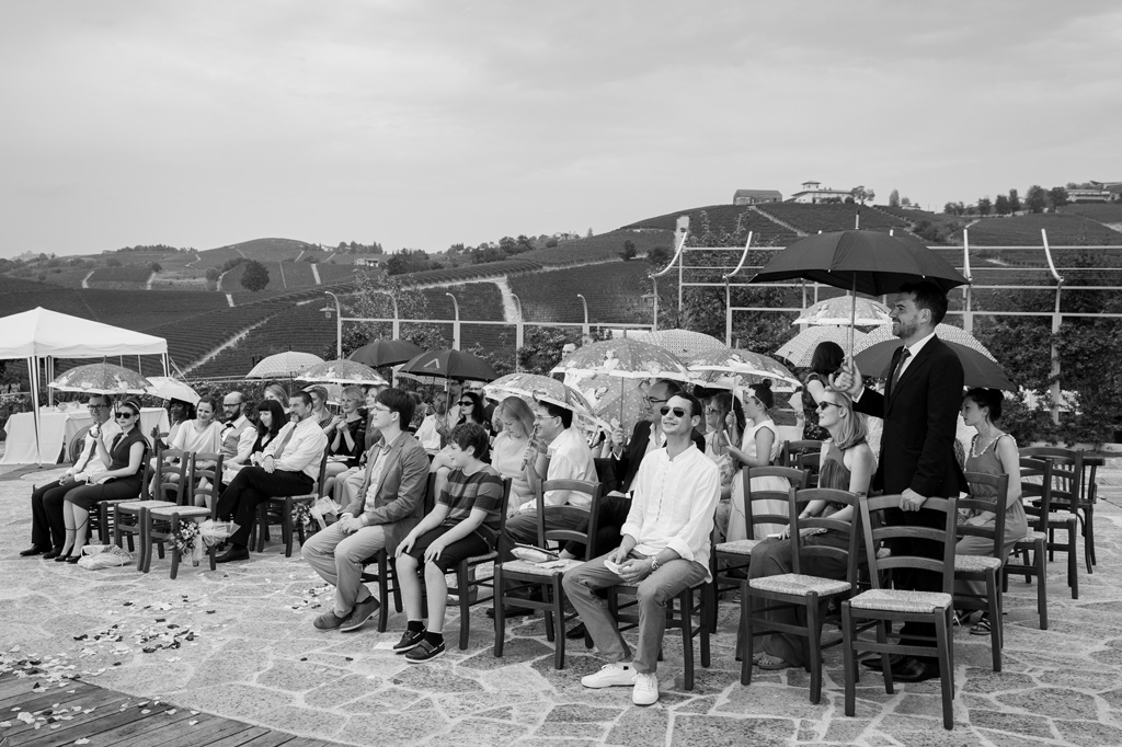 Fotografo Matrimonio Langhe Gli invitati assistono al matrimonio sotto gli ombrelli
