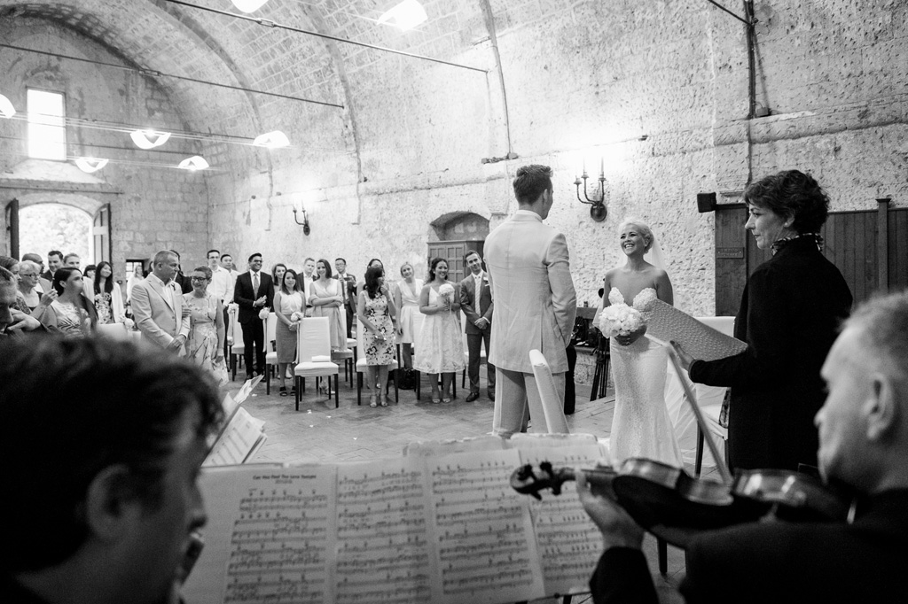 I musicisti suonano alcuni canzoni da cerimonia