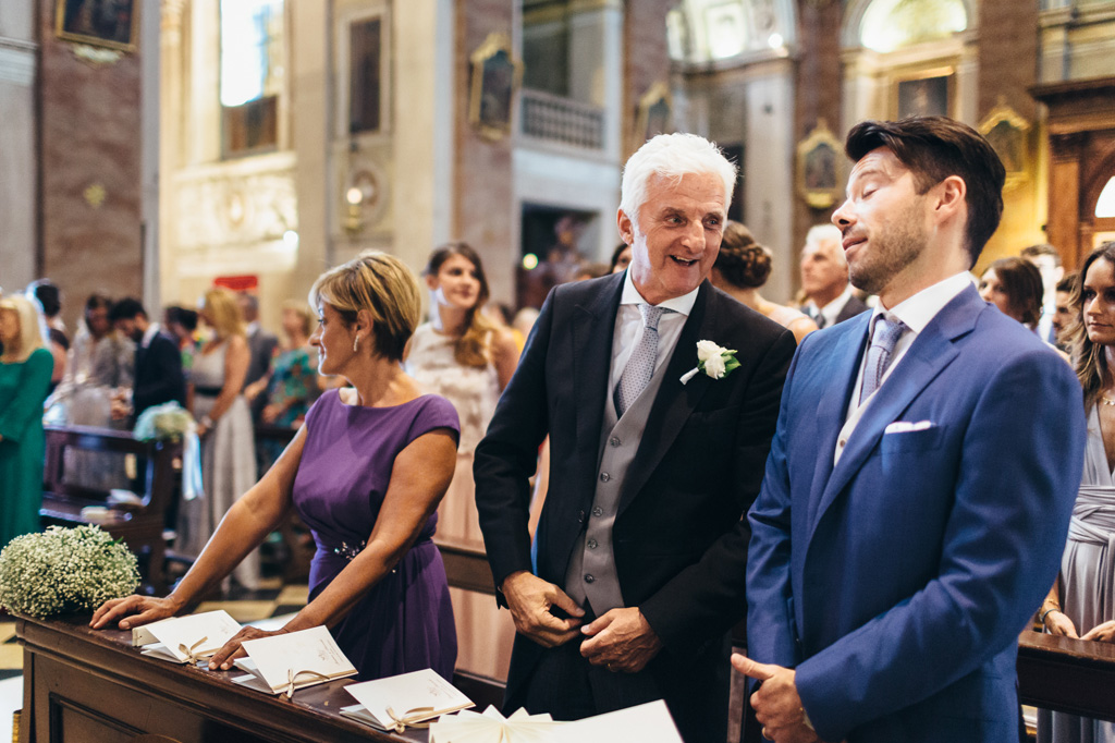 Fotografo Matrimonio Villa Caroli Zanchi Il padre scambia alcune battute con gli ospiti