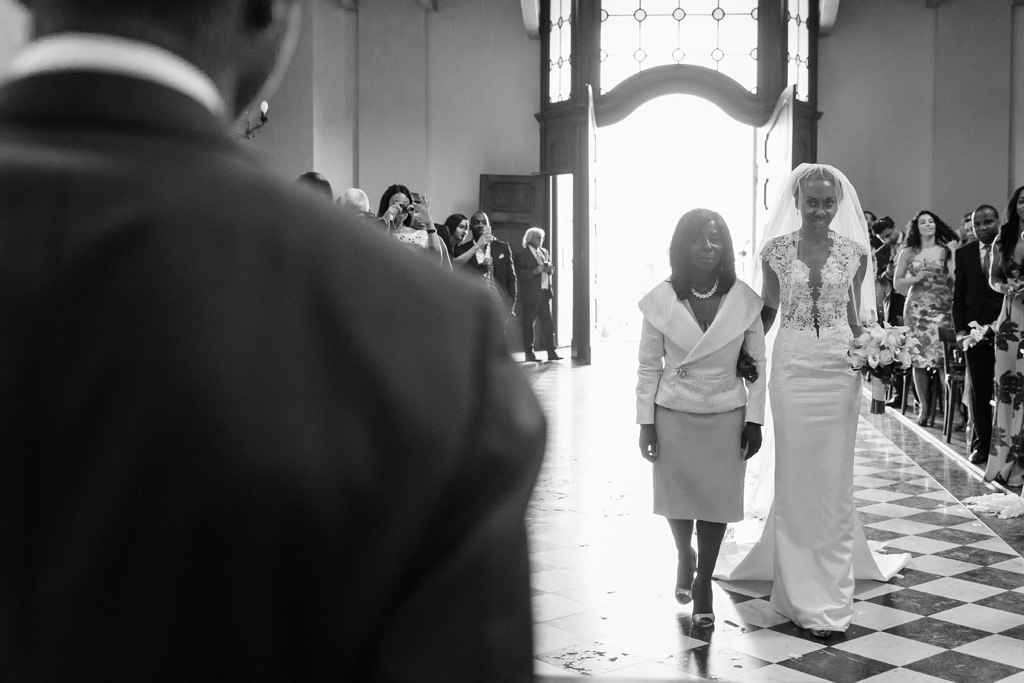 Fotografo Matrimonio Villa Erba La sposa Ayesha e la madre si avvicinano allo sposo