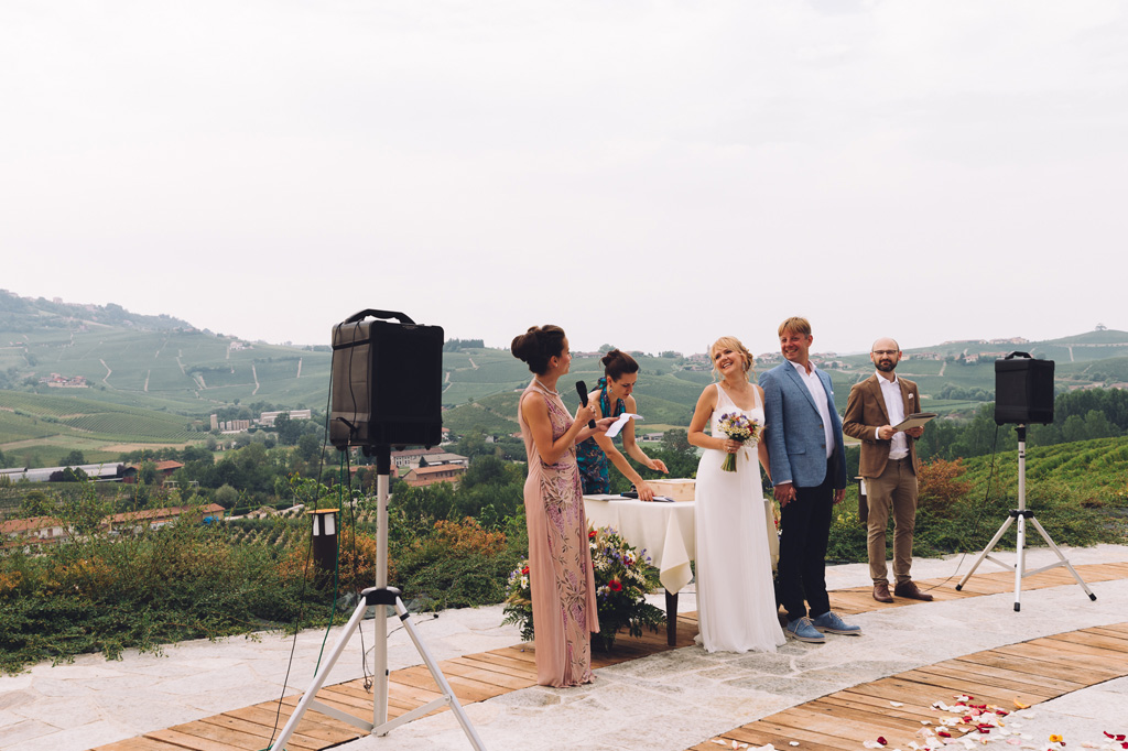 Fotografo Matrimonio Langhe Alcuni invitati leggono alcune parole agli sposi