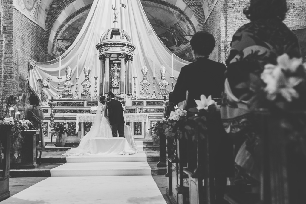 Fotografo Matrimonio Pavia I due sposi, Federico e Silvia, si baciano durante la cerimonia di matrimonio